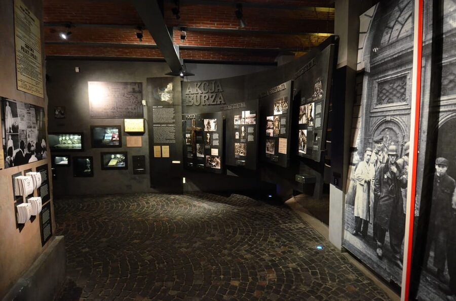 3-hour tour at Warsaw Uprising 1944 Museum /inc. Pick-up/ - Timing tips that make the difference inside the museum