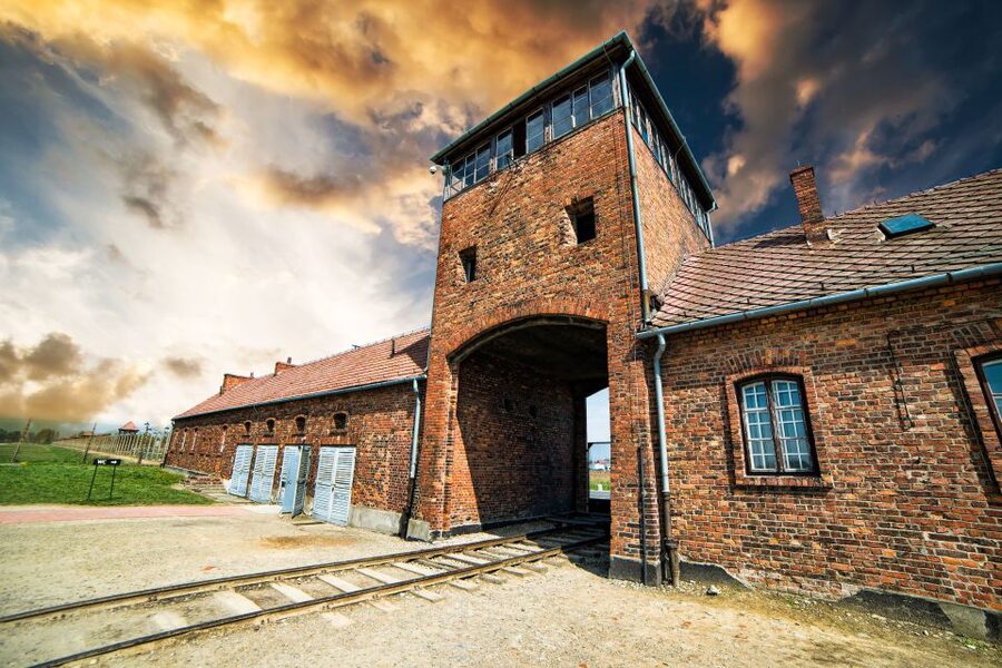 Auschwitz-Birkenau Guided Tour & Transfer from Krakow - The short transfer pause: regroup before Birkenau