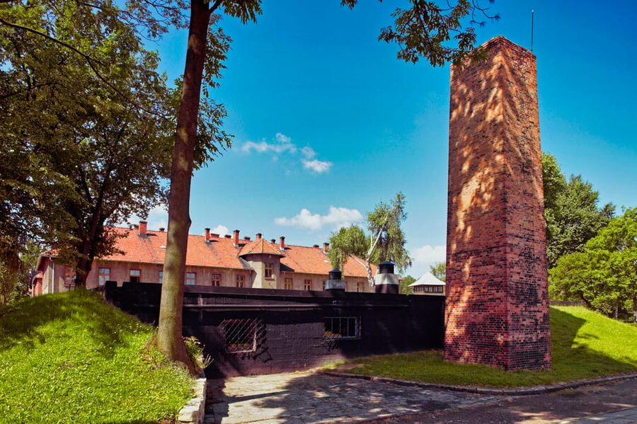 Auschwitz-Birkenau: Guided Tour with Fast Track Ticket - Meeting point, names on ID, and the bag rules that can stop you