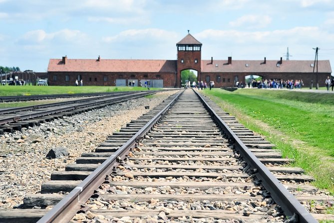 Auschwitz-Birkenau Tour Guide and Jewish museum and synagogue - The on-site guide experience: why English guidance matters