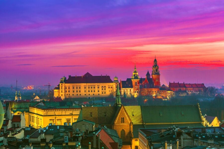 Creepy Krakow: 2-Hour City Walking Tour - Meeting at Hotel Polski and starting the night right