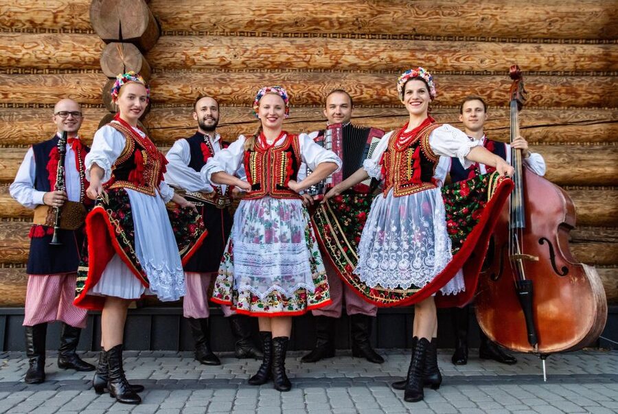 Evening Folk Show, singing, dancing and delicious food! - Who this Kryspinów folk show is perfect for