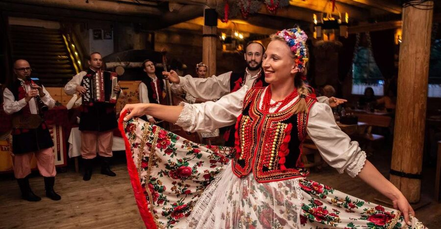Evening Folk Show, singing, dancing and delicious food! - Price and what you really get for $83 in 150 minutes