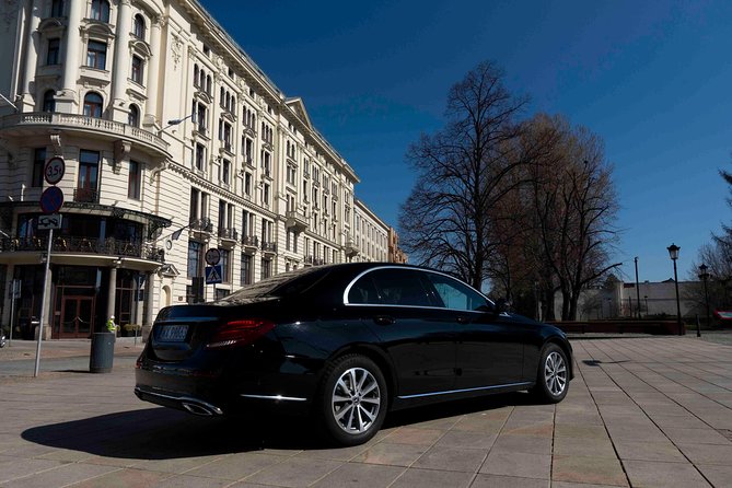 First class Warsaw Airport Transfer (WAW) - Price and value for a group of up to 3 people