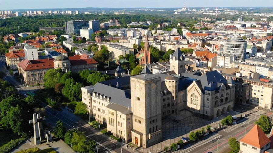 From Golden Age to Fall and Rebirth of Poland - What the guides add, including Mateusz and weather-proof planning