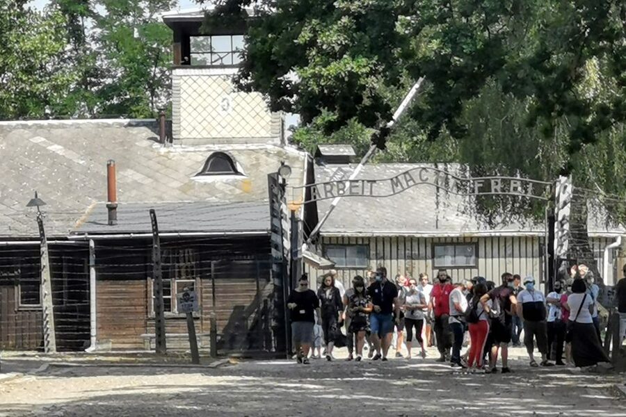 From Krakow: Auschwitz-Birkenau Camp Complex Guided Day Trip - Tour flow breakdown, stop by stop