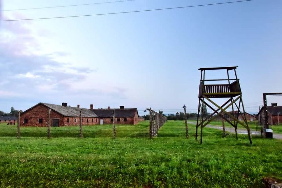 From Krakow: Auschwitz-Birkenau Guided Tour with Transport - Auschwitz I: What you will see, and why the guide matters