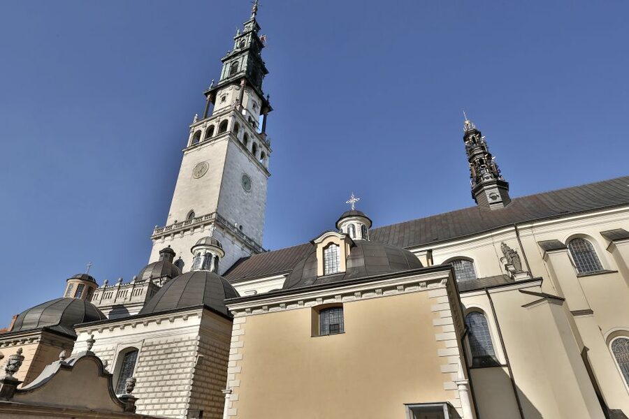 From Krakow: Czestochowa - The Black Madonna - Walking among crowds, and when you can attend Mass
