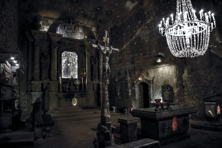 From Krakow: Wieliczka Salt Mine Tour with Hotel Pickup - The first descent: stairs, safety briefing, and pacing yourself