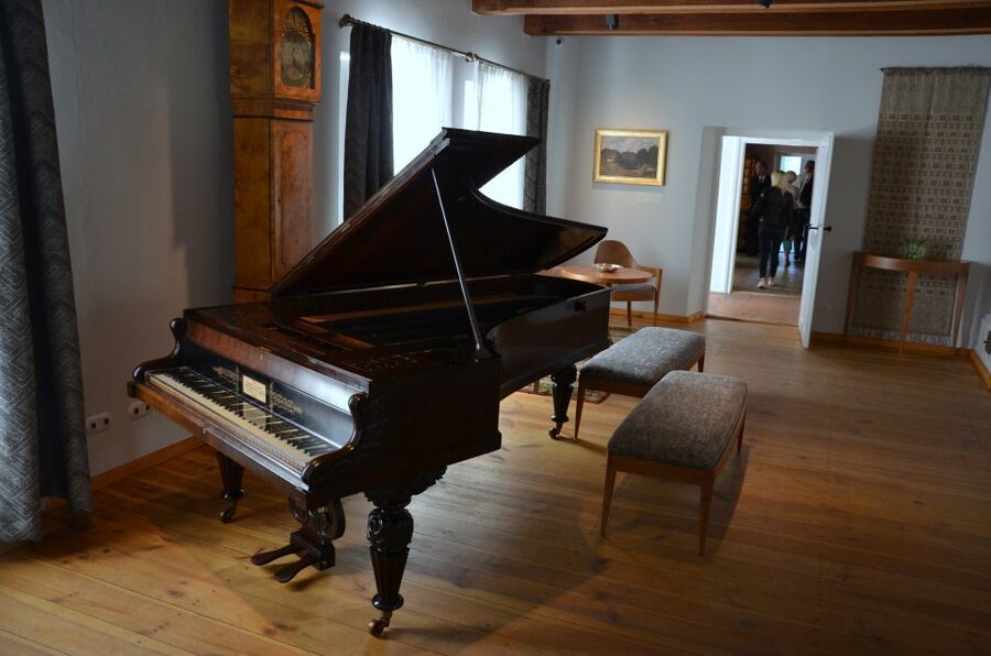 From Warsaw: Tour to Chopin's Birthplace - Żelazowa Wola - Timing, Opening Days, and Moderate Walking: Small Planning Details That Matter