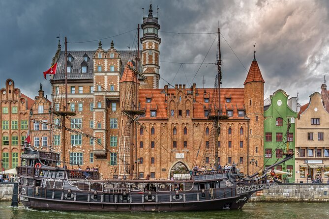 Gdansk Food and Sightseeing Tour with Bart - Great Armoury: short stop, big signal