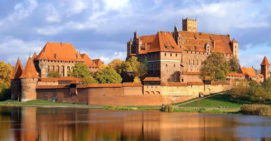 Gdansk: Malbork Castle & Westerplatte Tour with Local Lunch - A traditional wooden-house lunch, with beer included