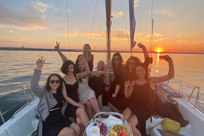 Gdańsk: Motlawa and Port yacht cruise with Welcome Drink - The shipyards and repair views you will not get from shore