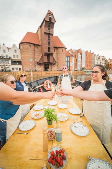 Gdańsk: Motława River Cruise with Pierogi Tasting - Open-Deck Comfort: Weather, Blankets, and Umbrella Time