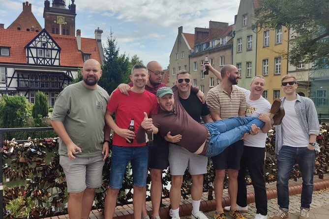 Gdansk: NO LIMIT BEER City Tour Sightseeing by Buggy Golf Cart - Shipyard, Railway Station, Sobieski Monument, and the Love Bridge: Modern Edges Meet Old Streets