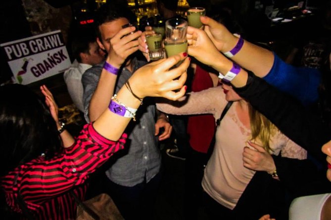 Gdansk: Pub Crawl with Free Drinks - Neptune’s Fountain and the start-time that actually works