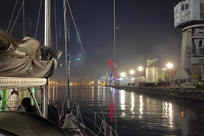 Gdansk: Scenic Evening Yacht Cruise with Welcome Drink - The First Stretch: Old Town, the Crane, and Granary Island at Night