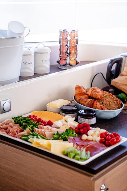 Gdansk/Sopot: Breakfast Cruise on a Catamaran - Prosecco and the morning mood on deck