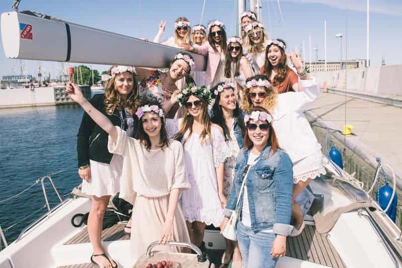 Gdańsk/Sopot: Private Boat Party with Music & Drinks - Group Size and Multiple Boats: From 12 to Up to 60 Guests