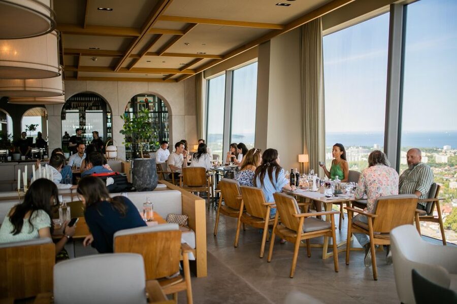 Gdańsk: Spanish Cuisine and City Views From the Top Floor - Your evening flow, from reception to the best seats