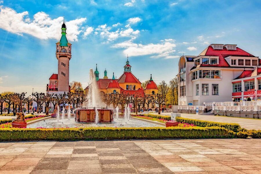 Highlights of Gdańsk, Gdynia and Sopot 1-day Private Tour - Sopot by the Sea: Crooked House, Kuracyjny Square, and Pier Views