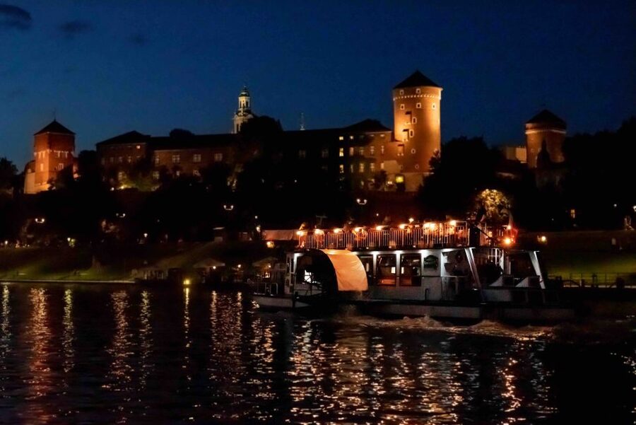 Krakow: 1-Hour Evening Vistula River Cruise - Wawel to Dębniki: the first stretch of postcard Krakow