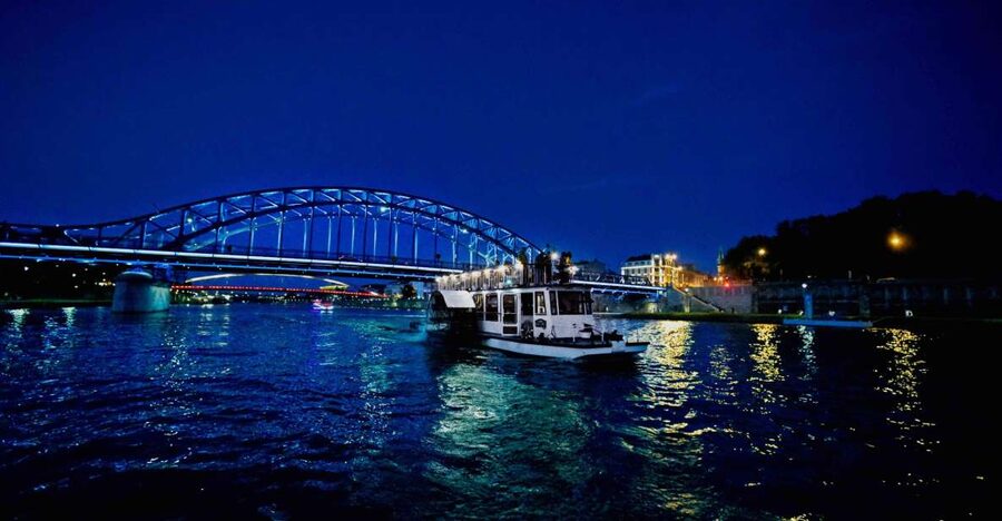 Krakow: 1-Hour Evening Vistula River Cruise - Mid-cruise culture stops: Manggha, Cricoteka, and the bridge rhythm