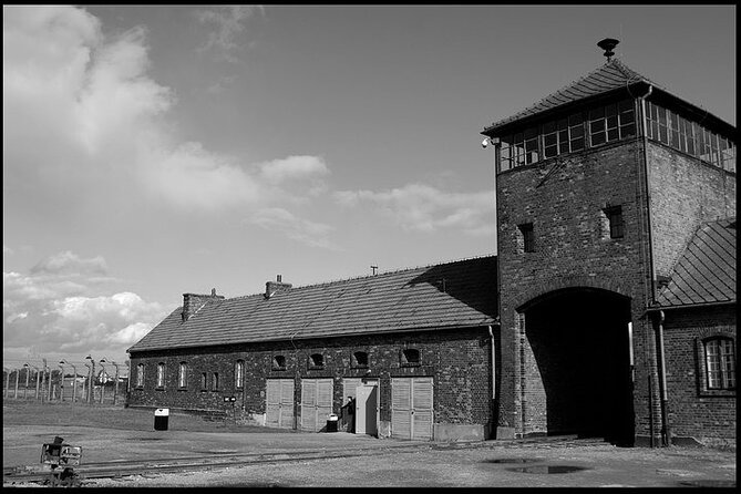 Krakow: Auschwitz-Birkenau Tour & Museum Expert Guide - Krakow to Auschwitz: what your day really feels like