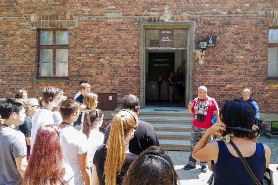 Krakow: Auschwitz Guided Tour with Pickup and Optional Lunch - Auschwitz I: how the guide helps you make sense of the place
