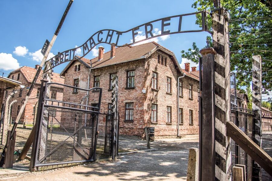 Krakow: Auschwitz Guided Tour with Pickup and Optional Lunch - The short break before Birkenau: small timing, big impact