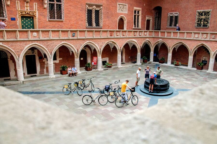 Krakow: Bike Tour of Old Town, Jewish Quarter and the Ghetto - Where to start in Krakow, and what to expect in the first 15 minutes