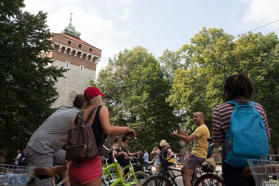 Krakow: Bike Tour of Old Town, Jewish Quarter and the Ghetto - Kazimierz: the neighborhood shift you can feel on the bike