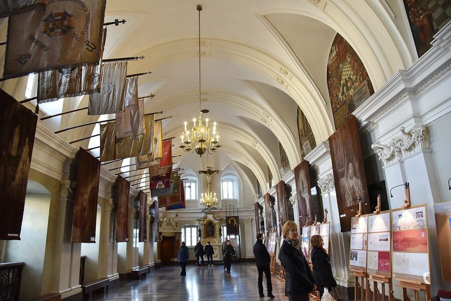 Krakow: Black Madonna Sanctuary of Czestochowa - Guided Tour - Crowds, Timing, and What to Expect in Peak vs Off-Peak