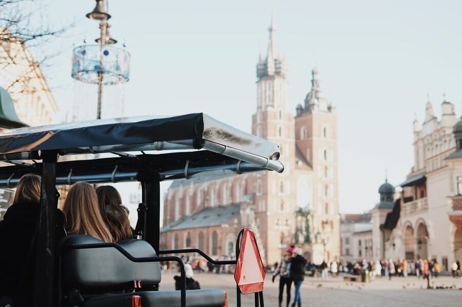 Krakow: City Sightseeing Tour by Golf Cart - Kazimierz and the Jewish Quarter: synagogues, squares, and Ciemna Street