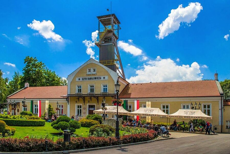 Krakow: Full-Day Auschwitz-Birkenau & Salt Mine Guided Tour - What to pack (and what to avoid) for a long day