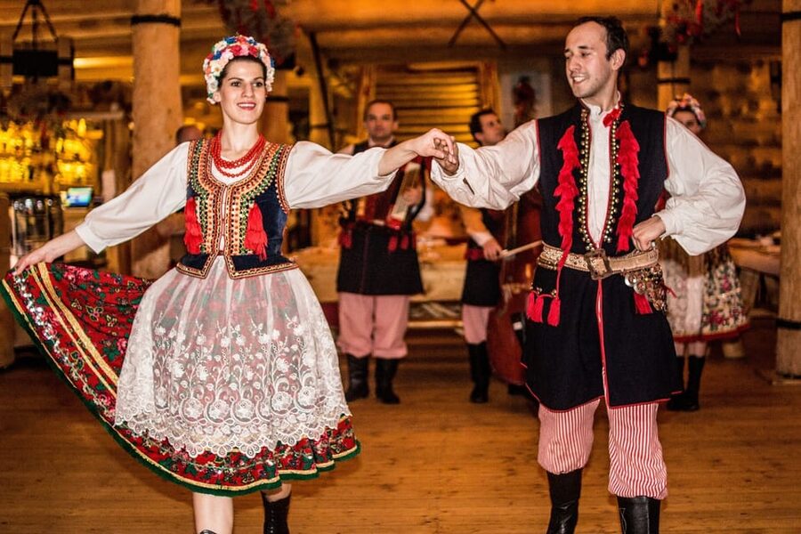 Krakow: Full Traditional Polish Dinner & Folk Show - Entering Skansen Smaków: A Forest-Edge Polish Cottage Dinner