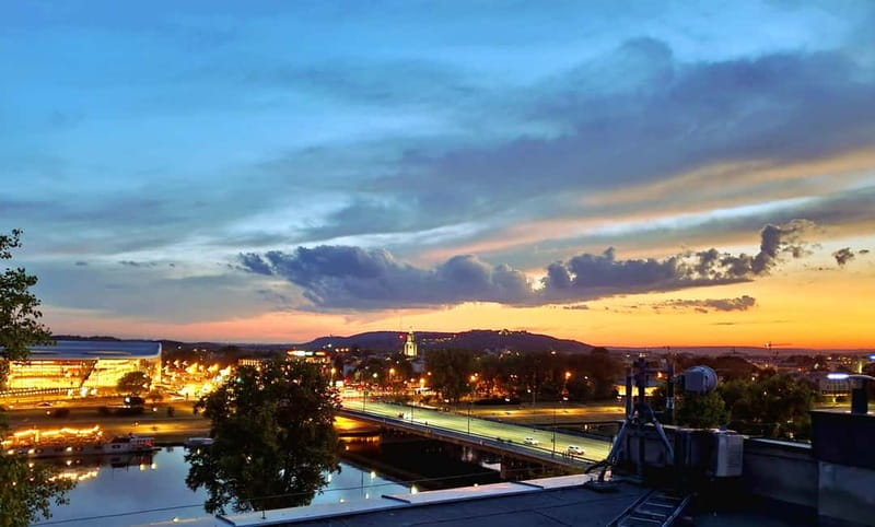 Krakow: Hidden Rooftop Bar Reservation with 1 Cocktail - The view strategy: photographing Wawel without freezing