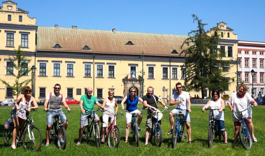 Krakow: Highlights of Krakow Bike Tour - Small Group - Kazimierz Jewish Quarter: streets, synagogues, and cemetery stops