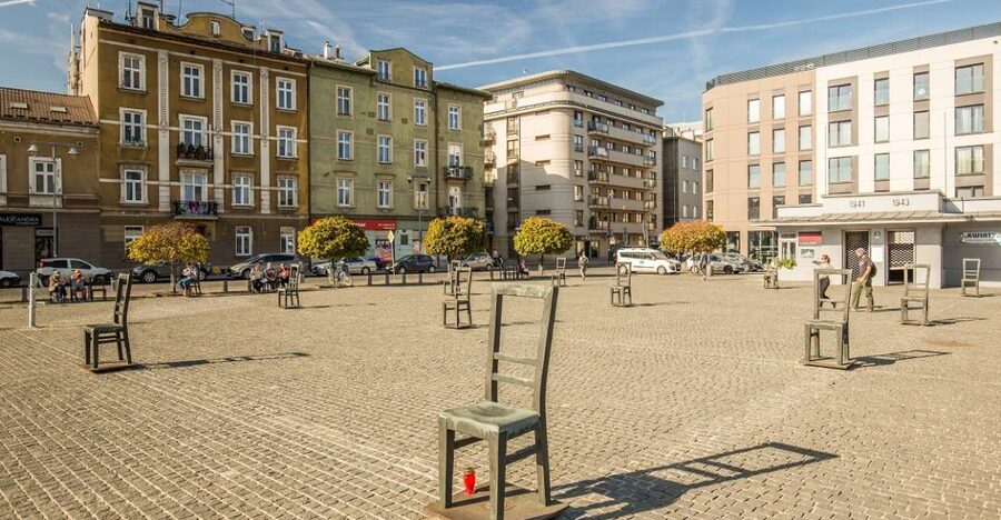 Krakow: Jewish Ghetto Walking Tour - Under the Eagle Pharmacy: Tadeusz Pankiewicz’s Help and the Risk Behind It