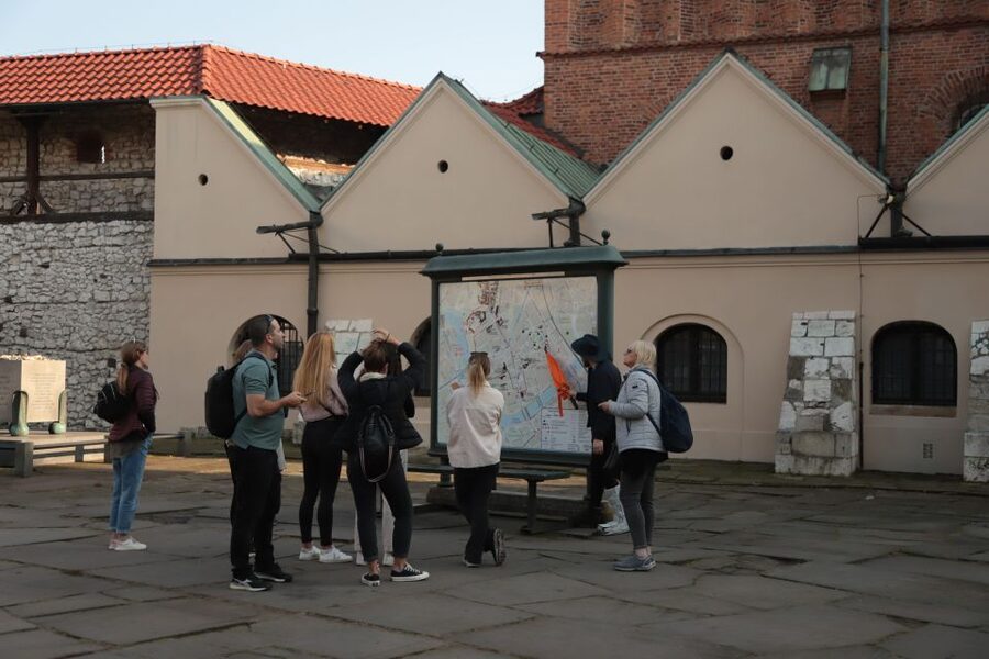 Krakow: Jewish Quarter and Former Ghetto Tour - Jewish cemetery and Schindler’s List spots you can spot on your own later
