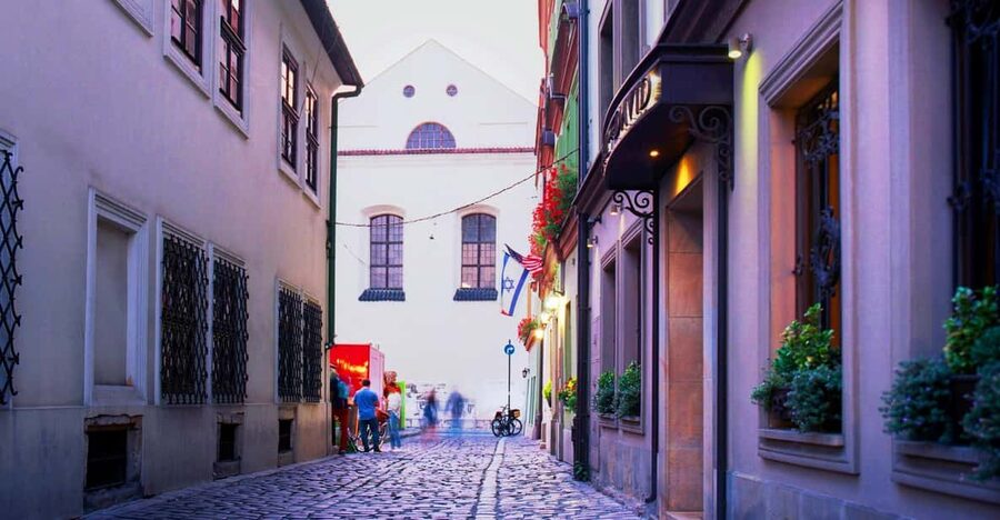 Krakow: Jewish Quarter and Former Ghetto Tour by Golf Cart - Kazimierz and the synagogue complex: what to watch for