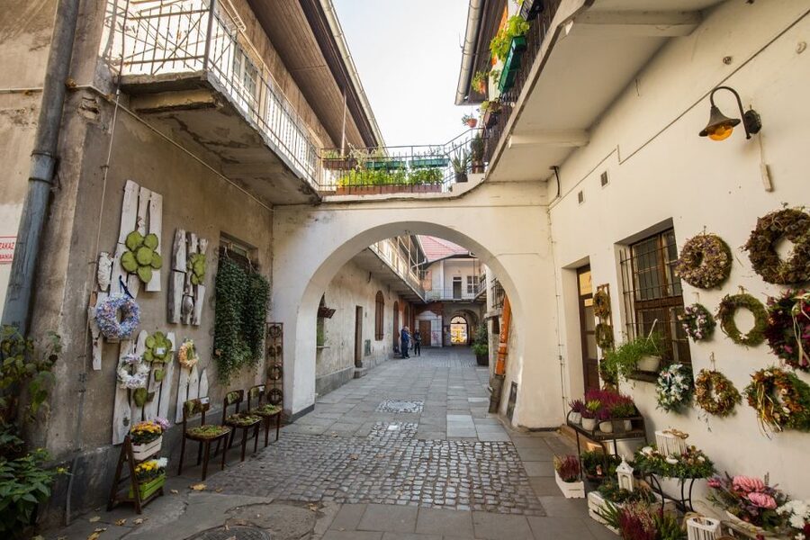 Krakow: Jewish Quarter and Schindler's Factory Guided Tour - Oskar Schindler and Krakow’s Wartime Fate, Guided with Context