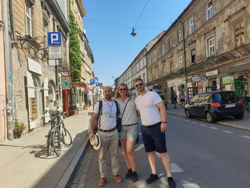 Krakow Jewish Quarter Tour, Kazimierz and Ghetto - Walking into the WWII ghetto sites: walls, Heroes Square, and the Eagle Pharmacy