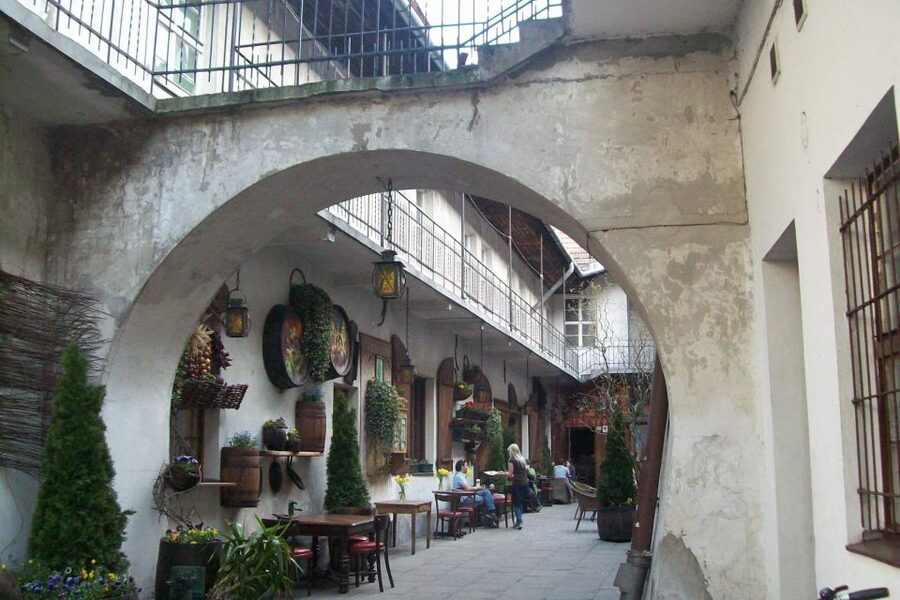 Krakow Kazimierz and Jewish Ghetto Tour with Synagogues - Who this private tour suits best, and how the $100 price makes sense