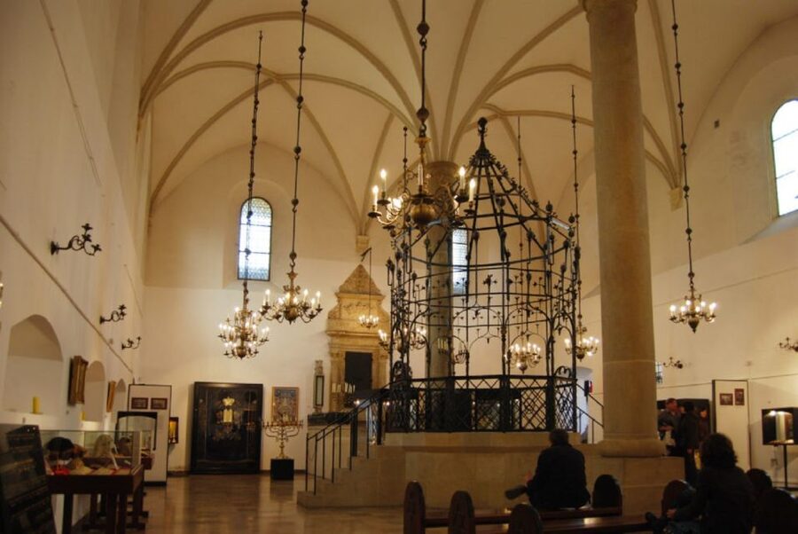 Krakow: Kazimierz Jewish Quarter Walking Tour - Old Synagogue Museum Stop: The Oldest Surviving Anchor