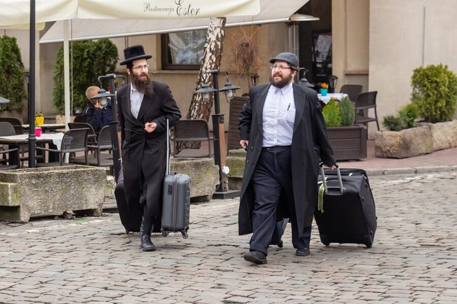 Krakow: Kazimierz, Schindler's Factory & Ghetto Guided Tour - Meeting on the Old Synagogue steps, then walking Kazimierz into focus