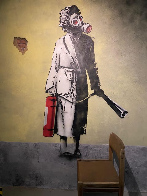 Krakow: Muzeum Banksy Entry Ticket - 150 Banksy Creations, Sound Effects, and the Mood