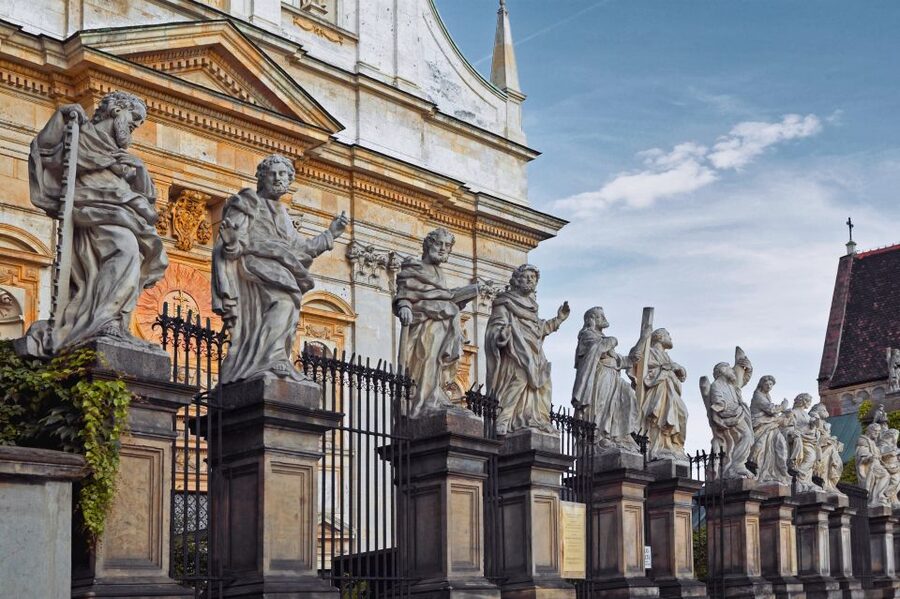 Krakow: Old Town Audio-Guided Walking Tour with Headset - Key things to look forward to