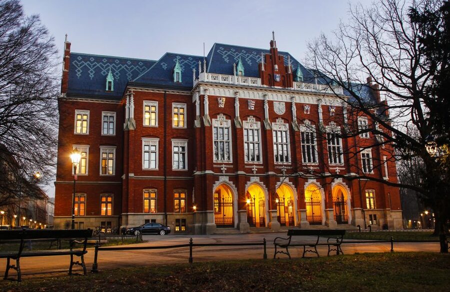 Krakow: Old Town Audio-Guided Walking Tour with Headset - How to handle the 2-hour time limit without losing the thread