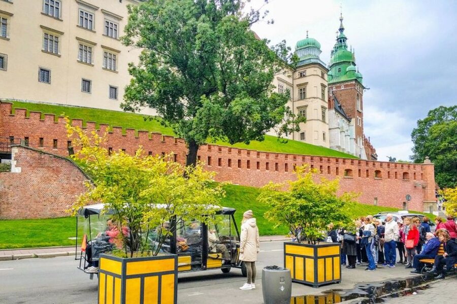 Krakow: Old Town, Ghetto, and Kazimierz Golf Cart Tour - Why a golf cart works so well in Krakow Old Town